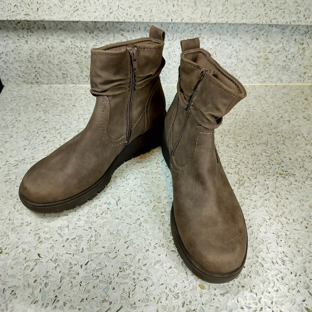 Cliffs by White Mountain Distressed Brown Wedge Heel Ankle Boots Size 7.5 M Faux